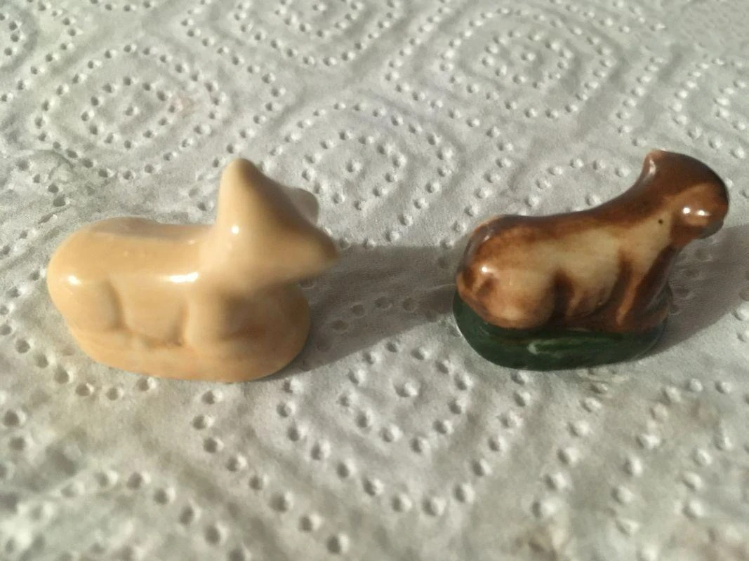 2 fèves porcelaine boeuf - crèche – photo 2